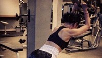 Pundak kekar Andien yang menggabungkan TRX dengan muay thai. (Foto: Instagram/andienaisyah)
