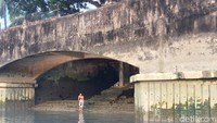 Mereka yang mandi berumur dari anak-anak hingga orang tua. Mereka percaya bahwa mandi di Sungai Gangga akan membawa berkah (Masaul/detiktravel)