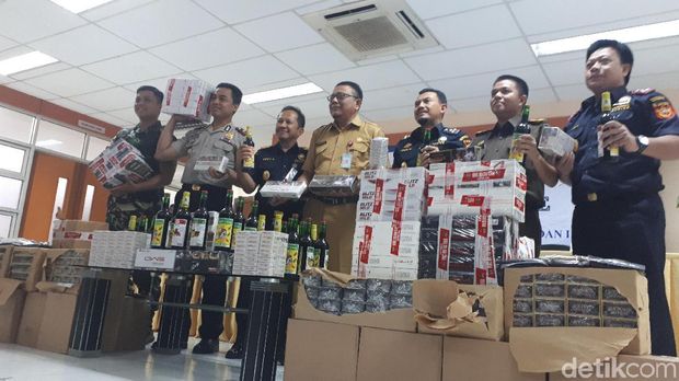  Ditjen Bea dan Cukai (DJBC) Banten mengamankan puluhan ribu botol miras serta ratusan ribu batang rokok ilegal.
