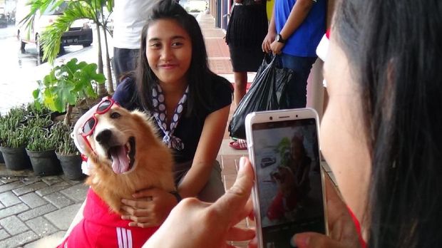 Pakai Baju  Santa Anjing  Pintar di Manado Naik Motor 