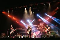 'A Night at Schouwburg': Menyaksikan Kelompok Penerbang Roket Merekam Album