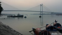 Ini adalah Sungai Hooghly yang merupakan cabang dari Sungai Gangga. Warga Kolkata tetap menganggap ini sungai suci (Masaul/detiktravel)
