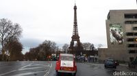 Serasa Selebriti, Naik Mobil Antik di Paris