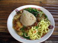 Lesehan Mbayumili : Bakso Tumpeng dan Bakso Burger yang Mantap Mengenyangkan