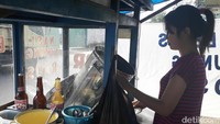 Tidak menyangka, enggak tahu siapa yang ngambil videonya, mungkin pembeli dan enggak tahu juga jika video itu diposting di instagram lalu viral, ujar Tati.  