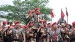 Foto: Ekspresi Panglima Marsekal Hadi Saat Dipakaikan Baret Merah