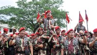 Usai acara, Marsekal Hadi dan Jenderal Mulyono lalu diarak oleh prajurit Kopassus.