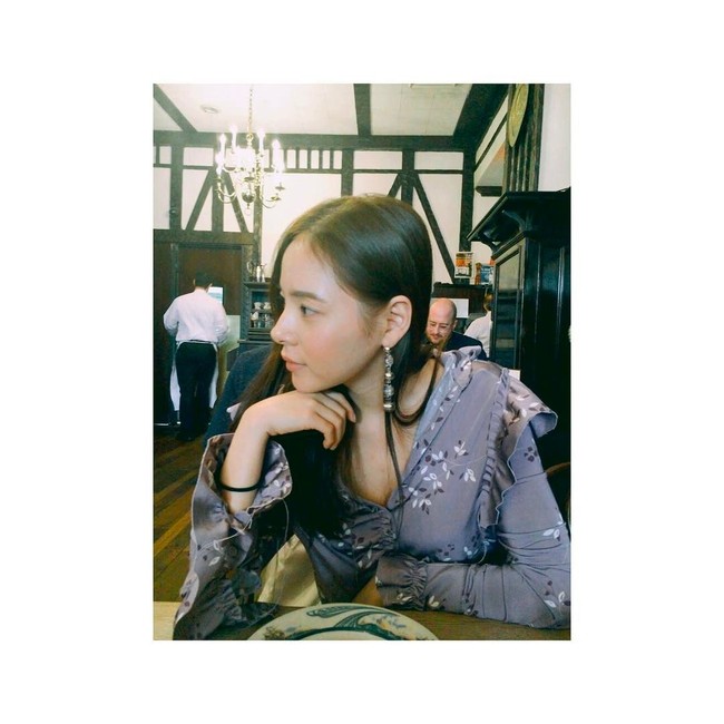 Wanita yang menjadi inspirasi lagu-lagu ciptaan Taeyang tersebut tampak semakin feminin ketika memadukan atasan atau dress manisnya dengan aksesori. Foto: Instagram Min Hyorin