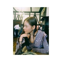 Wanita yang menjadi inspirasi lagu-lagu ciptaan Taeyang tersebut tampak semakin feminin ketika memadukan atasan atau dress manisnya dengan aksesori. Foto: Instagram Min Hyorin