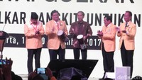 Presiden Joko Widodo dan Ketua Umum Golkar Airlangga Hartanto resmi membuka Munaslub Partai Golkar dengan memukul gendang kecil atau jimbe. Mereka didampingi Ketua Penyelenggara Munaslub Nurdin Halid, Ketua OC Munaslub Golkar Agus Gumiwang, dan Ketua SC Munaslub Ibnu Munzir yang ikut menemani. (Foto: Andhika Prasetia/detikcom)