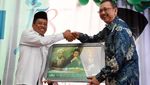 Keceriaan Ratusan Anak-anak Ikuti Sunatan Massal
