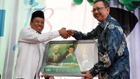 Hadir pada kegiatan ini Direktur Utama PT Asuransi Jiwasraya Hendrisman Rahim menerima piagam penghargaan dari Direktur NU Care-LAZISNU Syamsul Huda. Foto: dok. NU