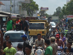 Puluhan Warga Panguragan Cirebon Demo Tolak Gudang Limbah Medis