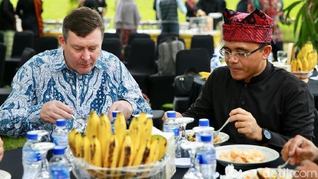 Saat Bupati Anas makan bareng dengan Konjen Australia Chris Barnes