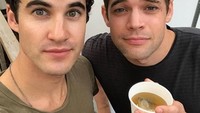 Pre Gamin Tea Gamin berikut keterangan foto dari aktor serial Glee, Darren Criss yang ditemani oleh lawan mainnya Jeremy Jordan. Foto: Istimewa