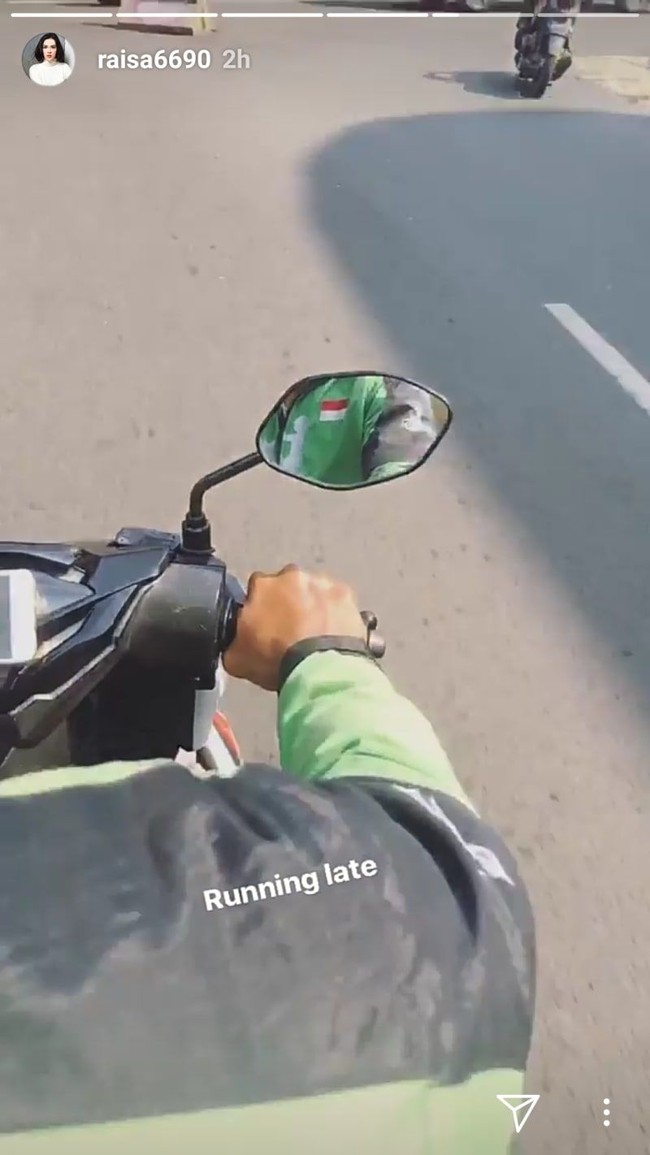 Penyanyi Raisa juga pernah naik ojek online demi mengejar waktu. Foto: Dok. Instagram