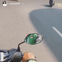 Penyanyi Raisa juga pernah naik ojek online demi mengejar waktu. Foto: Dok. Instagram