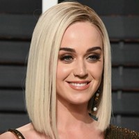 Lebih terlihat seperti rocker adalah gaya rambut baru Katty Perry tahun ini. Namun tidak berhenti sampai di rambut pendeknya, warna perak yang dipilihnya juga memukau. Kabarnya, pelantun Roar itu memotongnya jadi sangat pendek karena rambutnya sudah terlalu rusak.  Foto: ist.