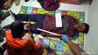 Prarekonstruksi dilakukan di dua tempat yaitu di kontrakan dan di lokasi pembuangan mayat. Lokasi pertama adalah di dalam rumah kontrakan korban, di RT05 RW02, Dusun Sukamulya, Desa Pinayungan, Kecamatan Telukjambe Timur.