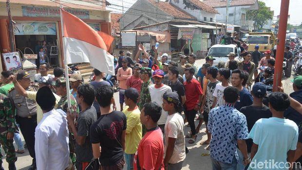 Puluhan Warga Panguragan Cirebon Demo Tolak Gudang Limbah Medis