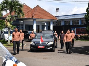 Senjata Laras Panjang hingga Rompi demi Jokowi Aman di Ukraina