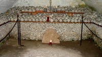 Kalau kapel ini berada di desa kecil bernama Hallstatt. Desa ini  berada di wilayah sebelah barat Austria, dekat perbatasan Austria-Jerman (hallstatt.net)