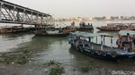 Foto: Sungai Suci yang Jadi Tempat Mandi di Kolkata, India