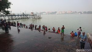 Foto: Kolkata dan Orang Mandi di Sungai Gangga
