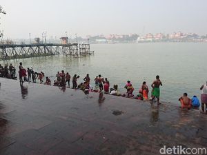 Foto: Kolkata dan Orang Mandi di Sungai Gangga