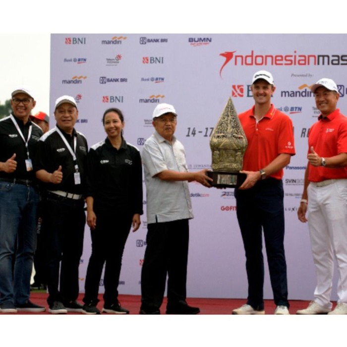 Justin Rose Raih Trofi Indonesian Masters 2017