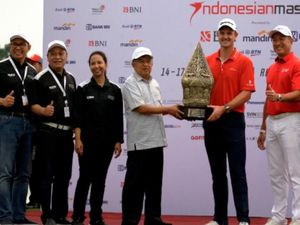 Justin Rose Raih Trofi Indonesian Masters 2017