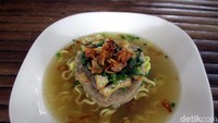 Nah, ini dia tampilan bakso burger. Penyajiannya unik dengan berlapis 2, yang bagian tengahnya diisi dengan mie kuning dan juga potongan tahu. Foto: Bagus Kurniawan