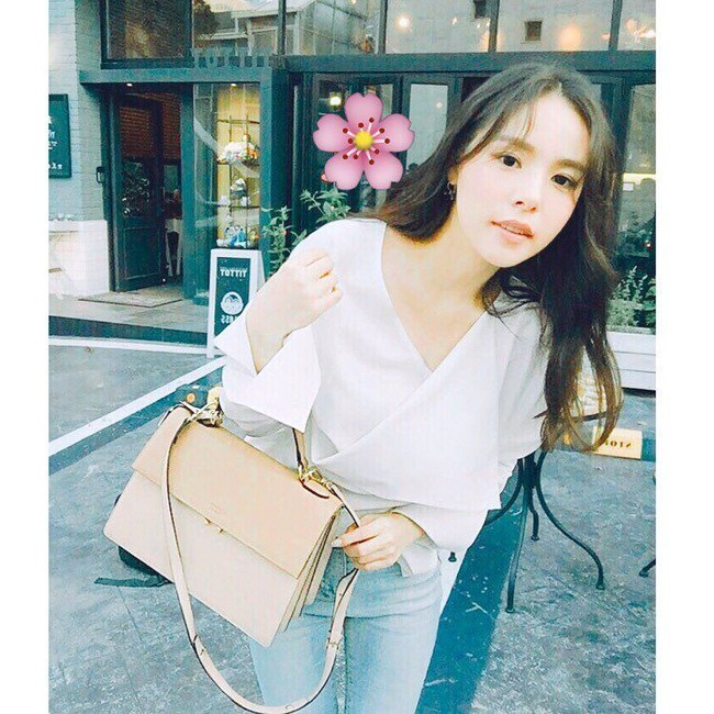 Tak hanya saat memakai dress, Min Hyorin juga tampak feminin ketika mengenakan jeans. Itu karena pemain film Triple tersebut memilih atasan dan tas berdesain manis. Foto: Instagram Min Hyorin