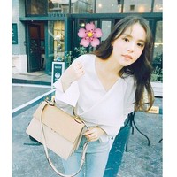 Tak hanya saat memakai dress, Min Hyorin juga tampak feminin ketika mengenakan jeans. Itu karena pemain film Triple tersebut memilih atasan dan tas berdesain manis. Foto: Instagram Min Hyorin