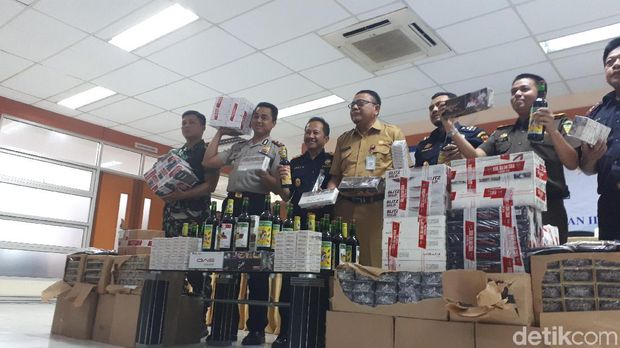  Ditjen Bea dan Cukai (DJBC) Banten mengamankan puluhan ribu botol miras serta ratusan ribu batang rokok ilegal.