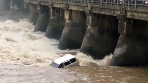 Mobil yang nyemplung ke Dam Rolak Songo/