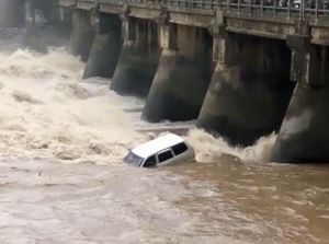 Video: Mobil Tercebur Dam dan Terseret Arus, 1 Orang Hilang