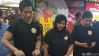 Pasti sudah tahu kalau Kaesang punya usaha Sang Pisang. Nah, ini dia gayanya saat menggoreng nugget pisang saat grand opening gerai Sang Pisang di Jakarta. Foto: Dokdetik.com