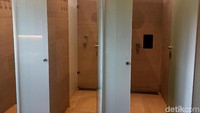 Kamar mandi terpisah dengan kapsul-kapsul kamar tempat tamu tidur, tersedia di bagian depan ruangan hotel kapsul bersebelahan dengan ruangan loker.