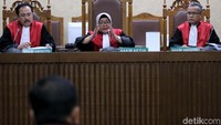 Sidang itu beragenda mendengarkan keterangan saksi-saksi.