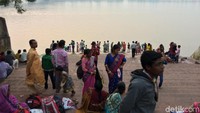 Waktu orang mandi di Sungai Gangga adalah saat pagi dan sore hari. Sungai Gangga sudah seperti kamar mandi besar bagi warga Kolkata (Masaul/detiktravel)
