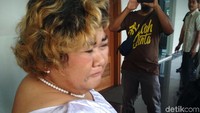 Ia tampak menangis usai nota keberatan atau eksepsinya ditolak. Foto: Hanif Hawari/detikHOT