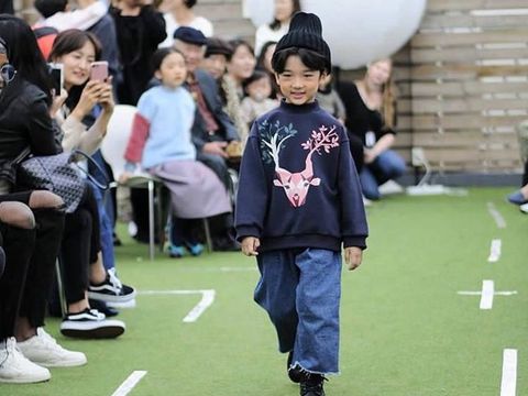 Model 6 Tahun Ini Punya Ketampanan dan Gayanya yang Bikin Gemas Netizen