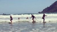 Foto:  Kamu yang belum bisa main surfing, jangan takut. Ada pemandu lokal yang siap mengajarimu menaklukkan ombak di Malang Selatan.  (dok. istimewa)