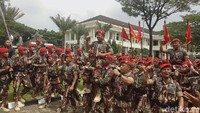 Hadi diarak menuju mobilnya saat hendak meninggalkan markas Kopassus. (Foto: Seysha Desnikia/detikcom)