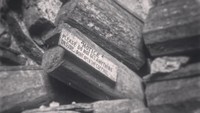 Ada tumpukan peti di dalam gua sekitar tebing. Traveler yang datang dilarang membawa pulang apapun dari sana, maupun membuka peti mati (herebedragons1989/Instagram)
