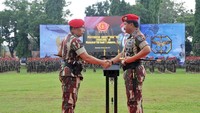 “Saya merasa bangga dan terhormat menggunakan Baret Merah dan Brevet Kopassus yang merupakan simbol kebanggaan prajurit Kopassus, salah satu pasukan khususTNI,” kata Marsekal Hadi.