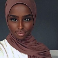 Hodan Yusuf menjadi hijabers berkulit hitam yang juga populer lewat gaya busananya. Ia selalu tampil percaya diri dan stylish meski berkulit hitam. Ia juga sangat membela hijabers lain berkulit hitam yang mendapatkan diskriminasi. Pengikut Hodan Yusuf sudah lebih dari 208 ribu. Foto: Dok. Instagram
