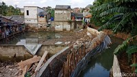 Petugas Sudin Sumber Daya Air bekerja siang dan malam untuk memperbaiki tanggul jebol di Jatipadang. Kini tanggul yang diharapkan bisa mencegah banjir pun mulai terbentuk.