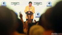 Ketum Golkar Airlangga Hartarto menyampaikan sambutannya.